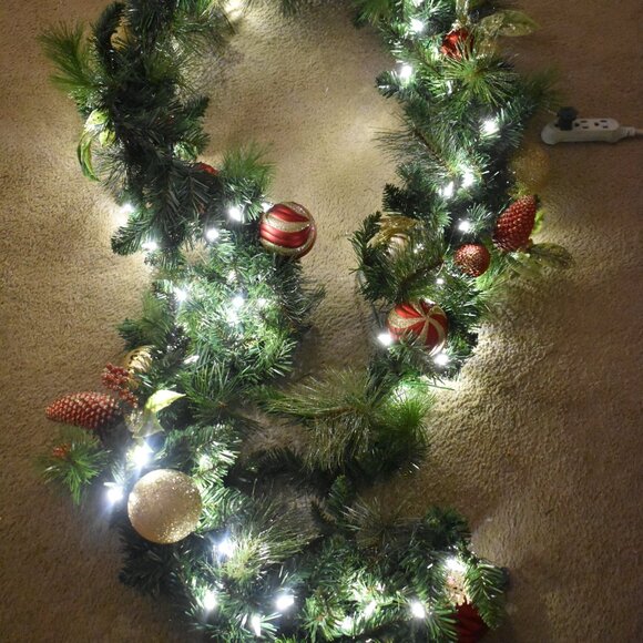 VINTAGE 8Ft Prelit Christmas Garland Pine Garland Spere Lights Berries Pinecone - Picture 3 of 15
